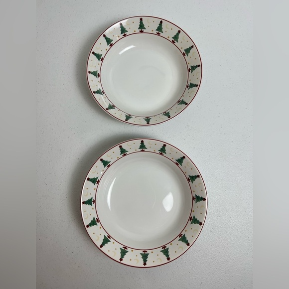 Set of 2 Sakura 7.5” Magic Of Santa Debbie Mumm Pasta Soup Bowls Christmas Trees - Picture 1 of 8